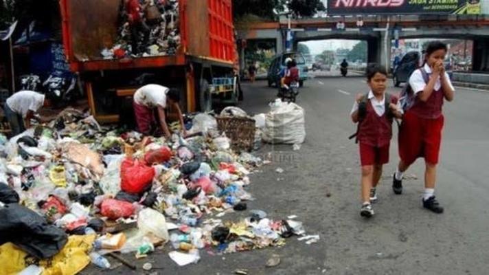 Indonésané mohou vyměnit plastové lahve za jízdenku na autobus