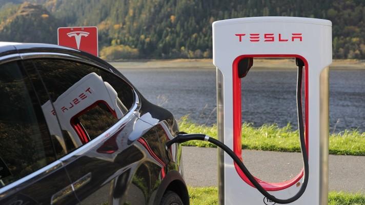 Tesla představila rychlou nabíjecí stanici pro elektrická auta 