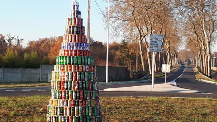 Vánoční strom z plechovek ve Francii, symbol boje proti odpadkům