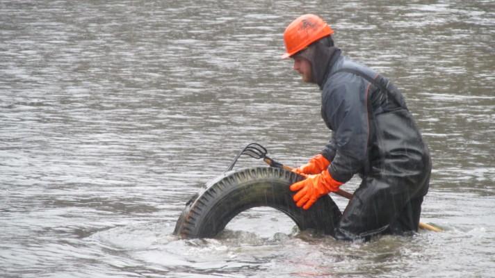 Brněnští policisté prověří případ nálezu pneumatik v přehradě