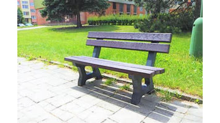 Třebíč: Ve městě přibyly lavičky z recyklovaného plastu