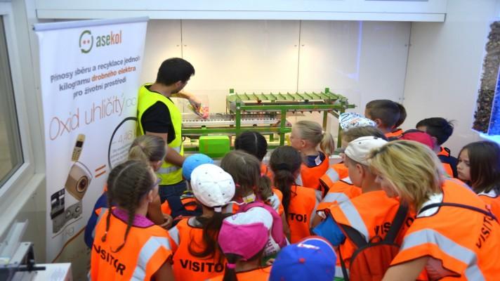 Děti uspořily recyklací 40 bazénů vody, za odměnu jedou do ZOO