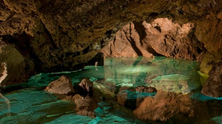 Bozkovské jeskyně skrývají největší podzemní jezero v Česku