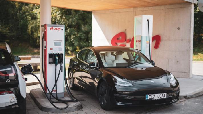 E.ON otevřel první ultrarychlou dobíjecí stanici elektromobilů v ČR. Auto dobije za deset minut