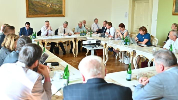 Uhelná komise na prvním jednání stanovila klíčová témata a pracovní skupiny