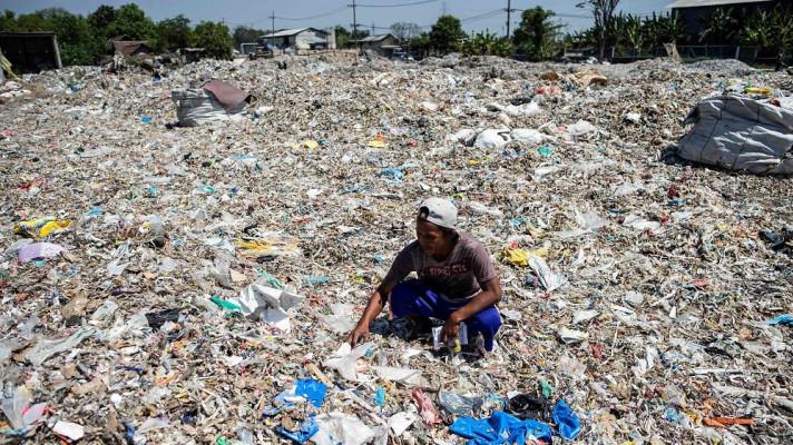 V indonéské vesnici žijí ze zpracování dovezeného odpadu
