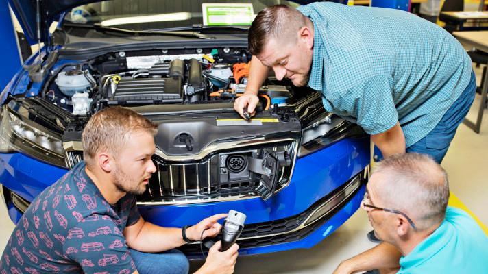 ŠKODA AUTO vzdělává zaměstnance v oblasti elektromobility