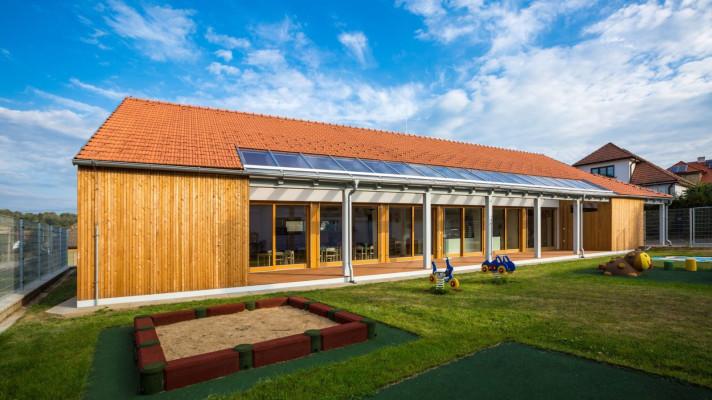 Energeticky úsporná školka v Sedlejově si zachovala vesnický ráz. Multifunkční komplex Luka Living je ukázkou kvalitní architektury a energetických úspor