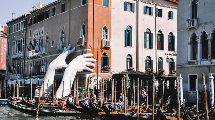 Gondoliéři v Benátkách oblékli skafandry a čistili Velký kanál