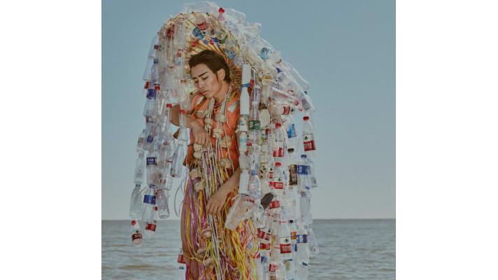 Číňan Wan přetváří odpad v módní kreace