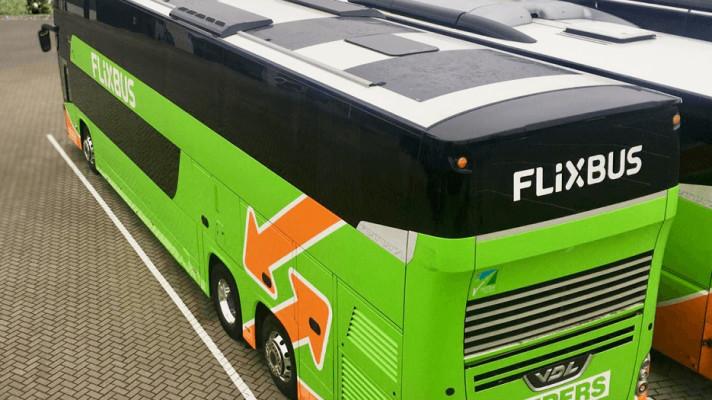 FlixBus testuje další projekt, jak snížit emise. Střechu autobusu osázel solárními panely