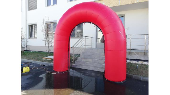 Brněnská firma nabízí nafukovací oblouky a tunely s možností rozprašování dezinfekce
