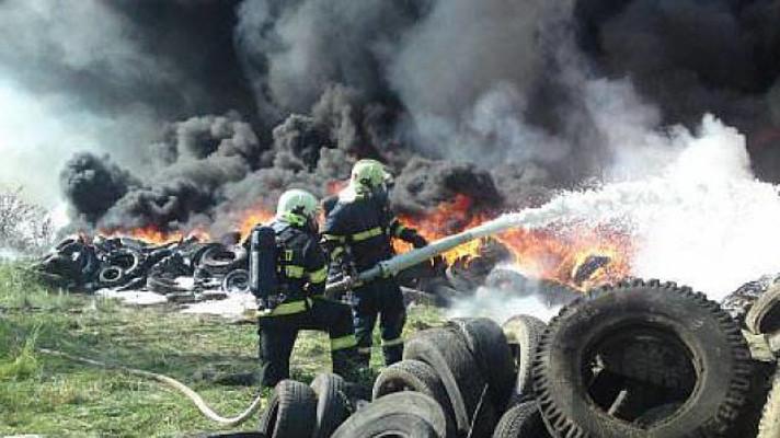 Požár skládky pneumatik u Zdechovic hasí 19 jednotek