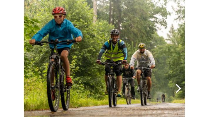 Čtyřicítka cyklistů jízdou v Poodří podpořila výsadbu stromů a ochranu brouka páchníka