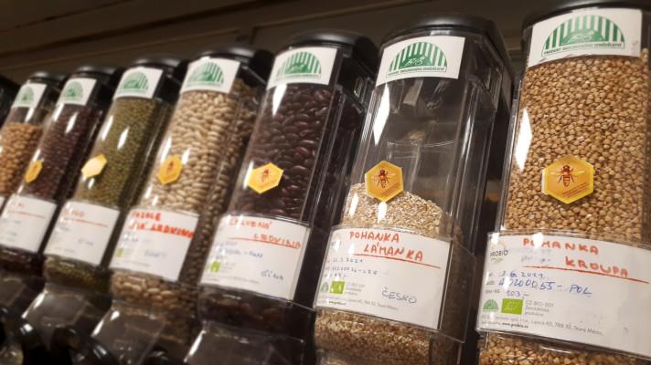 Obchody označují potraviny, které by nevznikly bez včel. Chtějí upozornit na jejich úbytek kvůli nešetrnému zemědělství Obchody označují potraviny, které by nevznikly bez včel. Chtějí upozornit na jejich úbytek kvůli nešetrnému zemědělství