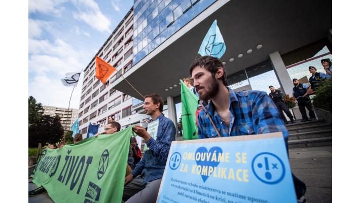 Jednání Uhelné komise se opět odsouvá, aktivisté před ministerstvem životního prostředí zůstávají, svolali demonstraci 