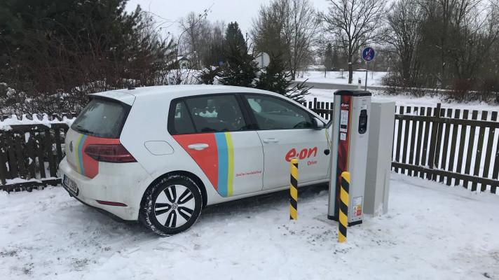 E.ON spustil dvě veřejné dobíječky pro elektromobily na břehu Lipna