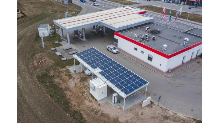 Dobíjecí stanice pro elektromobily od E.ONu, která čerpá energii přímo ze slunce, uspěla v soutěži Český energetický a ekologický projekt