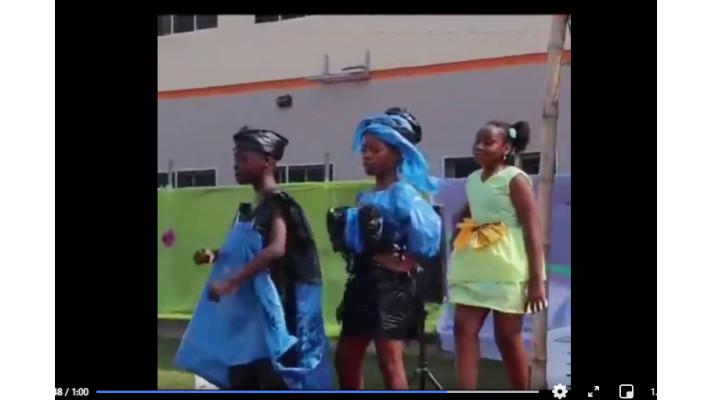 Mladí aktivisté v Nigérii vyrábí módní oděvy ze sesbíraných odpadků