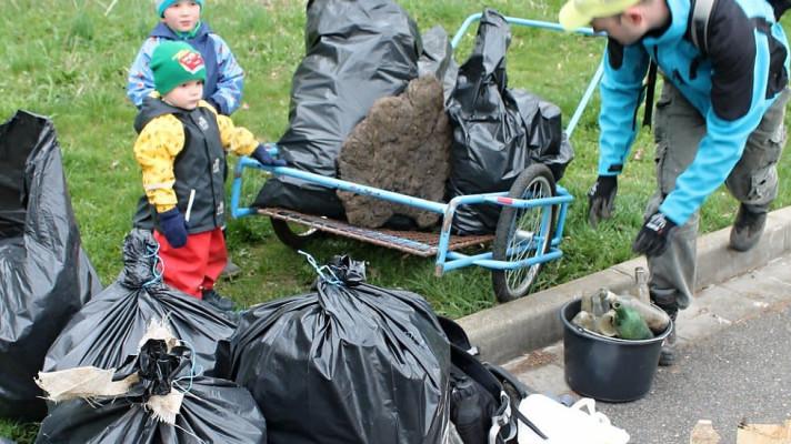 Dobrovolníci na okraji hradeckých lesů za dvě hodiny naplnili odpadem sedm pytlů