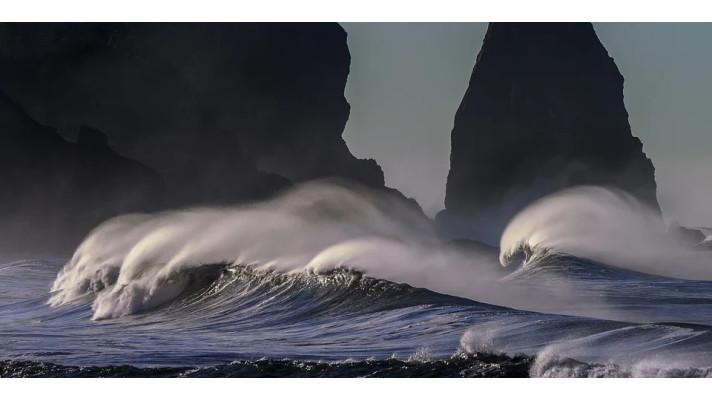 Mořské vlny nabízejí nevyčerpatelný, ale zatím drahý potenciál energie 