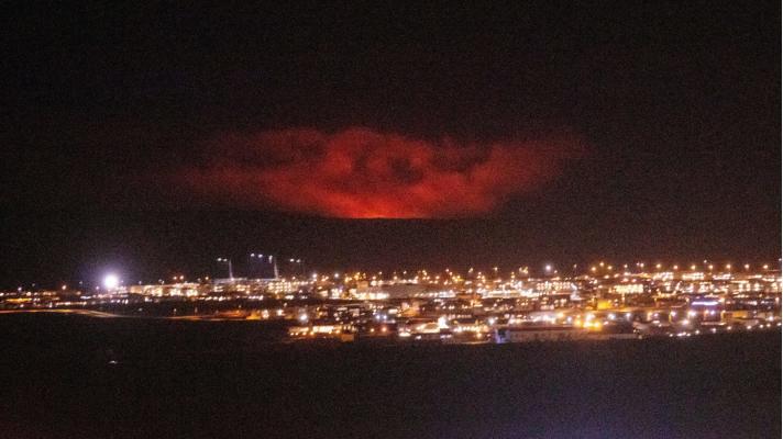 Poblíž Reykjavíku vybuchl vulkán, Islanďané jsou nadšení