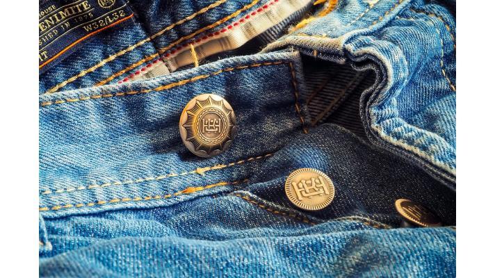 Výstava o džínech jako kultovním oblečení i zátěži pro životní prostředí