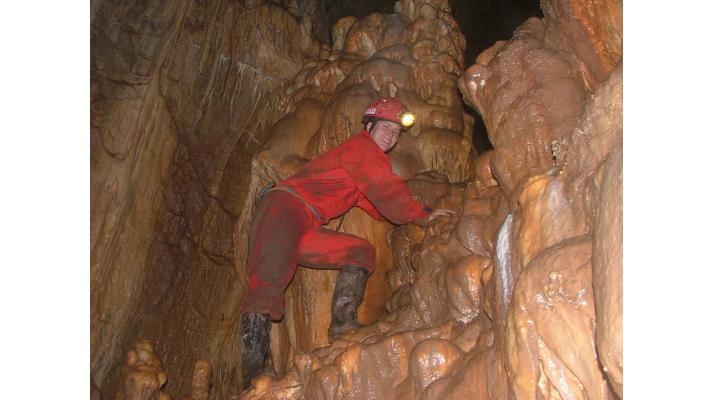 Jeskyňáři našli v Moravském krasu rozlehlý dóm, je plný krápníků
