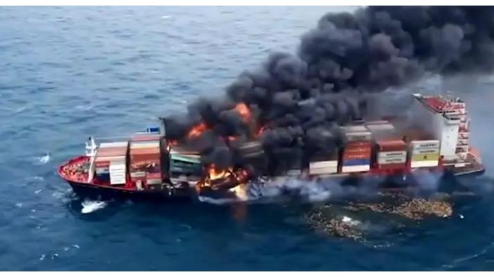 Kontejnerová loď, která hořela u Srí Lanky, se potápí