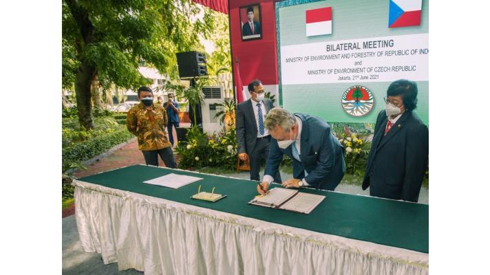 Ministr životního prostředí Richard Brabec navštívil záchranné centrum Kukang na Sumatře a podpořil ochranu outloňů i luskounů