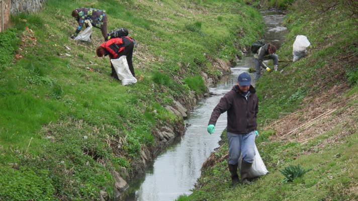 Dobrovolníci budou dnes uklízet českou přírodu od odpadků