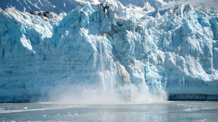 Podle vědců loni v Grónsku odtálo rekordních 600 miliard tun ledu