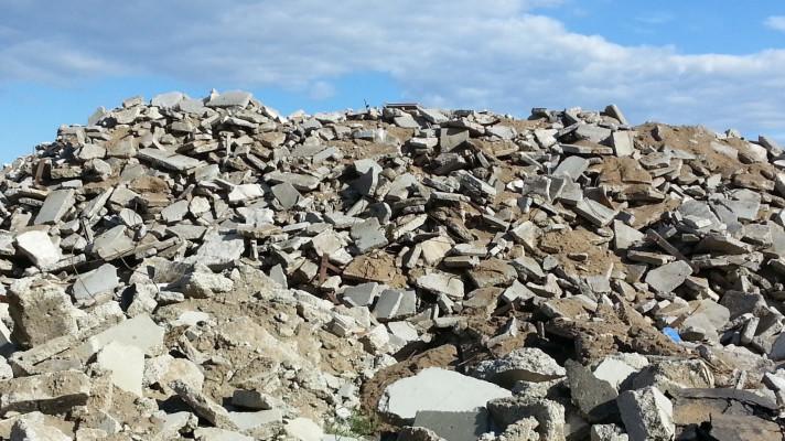 Pokutu sto tisíc za špatné skladování stavebních odpadů společnost uhradila