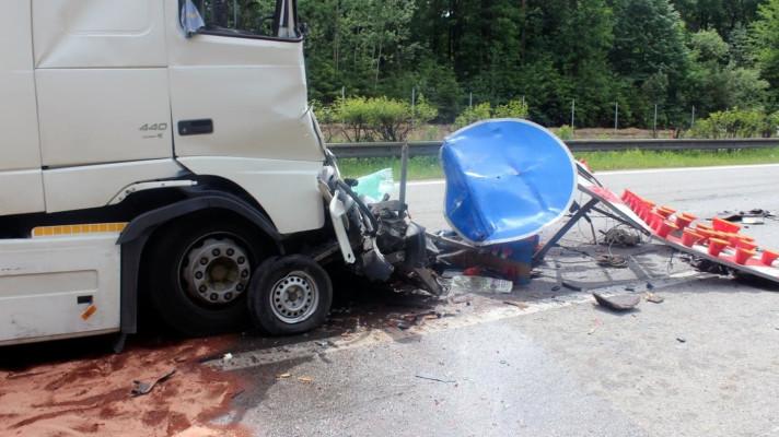 D5 byla u Zdic po nehodě automobilu s nebezpečnou látkou uzavřena