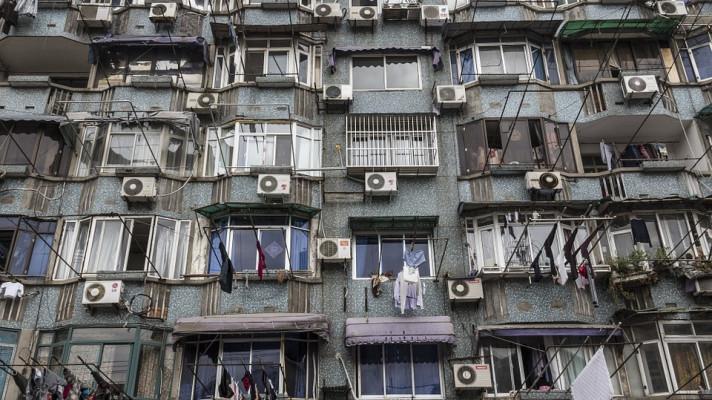 Češi ve vedrech doma trpí, přehřívá se až polovina rodinných  i bytových domů