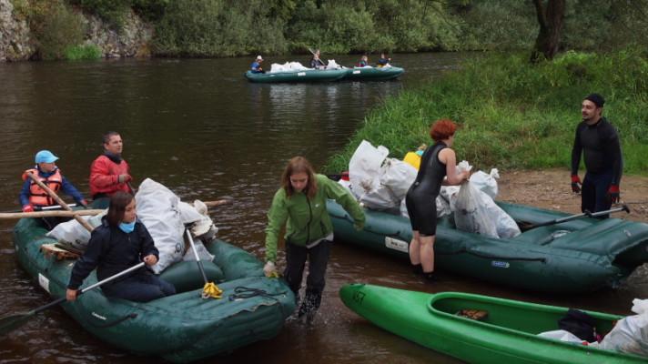 Turistická sezóna dala přírodě zabrat, odpadky se ale jen tak samy neuklidí