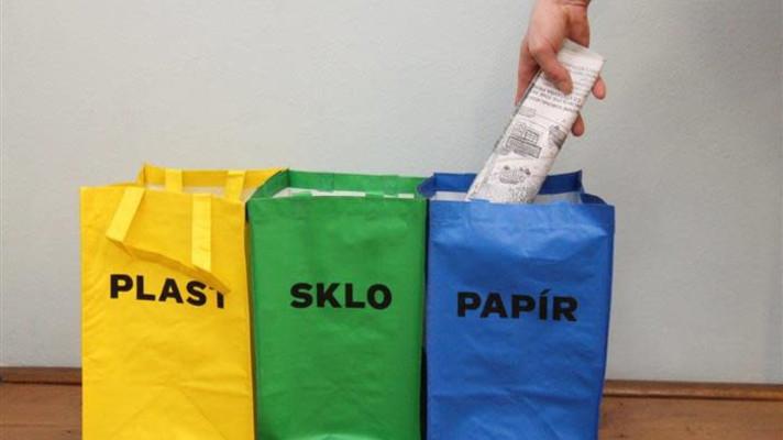 Hradec rozšíří třídění, lidem dá tašky na papír, plast a sklo
