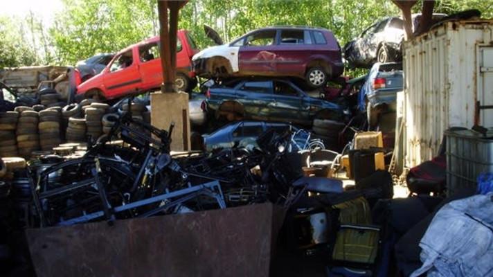 Za skladování autovraků ve třech a více vrstvách bez zajištění stability a únik hydraulického oleje dostala firma pokutu přes 160 tisíc korun