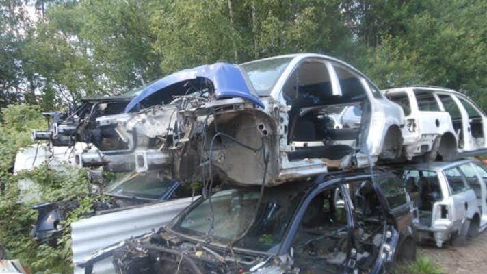 Autovraky v různém stupni demontáže byly umístěny mimo oplocený areál. Společnost APA Hradec Králové dostala pokutu 200 tisíc korun