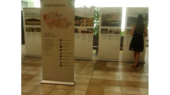České geoparky mají novou výstavu a ČR svou zástupkyni v Radě globálních geoparků UNESCO České geoparky mají novou výstavu a ČR svou zástupkyni v Radě globálních geoparků UNESCO