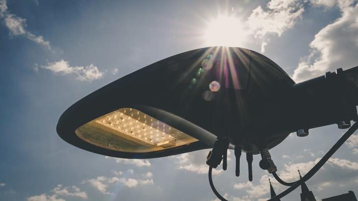 Praha v Karlíně testuje pilotní projekt chytrých lamp. Měří emise a šetří za elektřinu