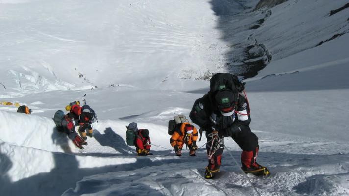 Čína chce výrazně omezit počet horolezců na Everestu Čína chce výrazně omezit počet horolezců na Everestu