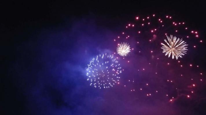 Profesionální ohňostroj a pyrotechnika odpalovaná jedinci
