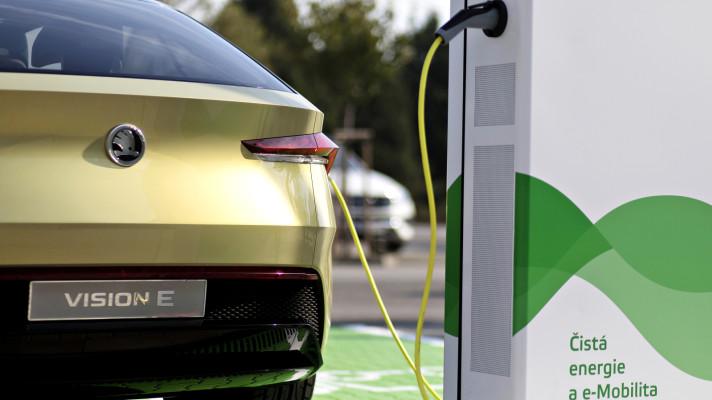 ŠKODA AUTO vybuduje v České republice 7 000 dobíjecích bodů pro elektromobily
