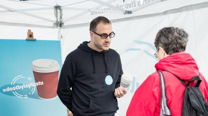 Náhradu jednorázových plastů zkoumá studie pro pražskou Náplavku