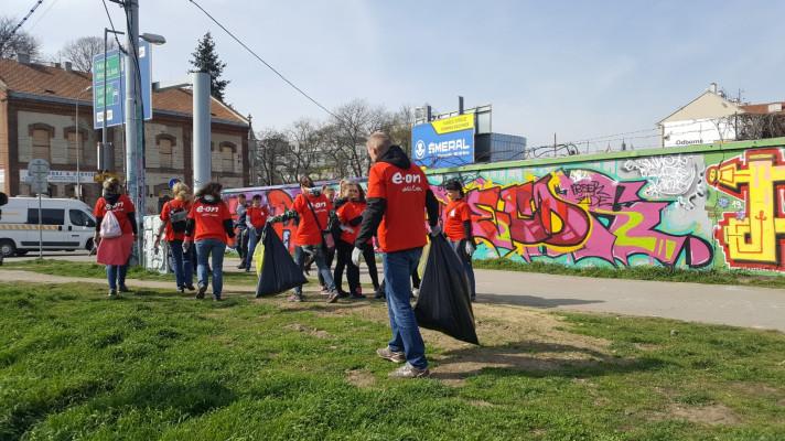 Zaměstnanci společnosti E.ON při úklidu Česka letos posbírali bezmála dvě tuny odpadu