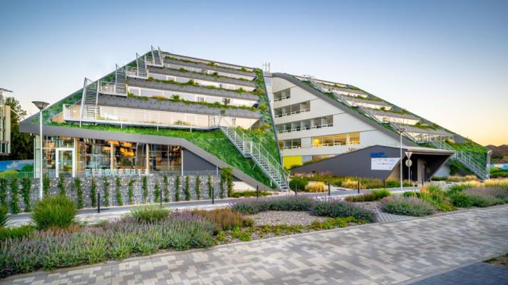 Moderní šetrné budovy zdatně konkurují architektonickým památkám