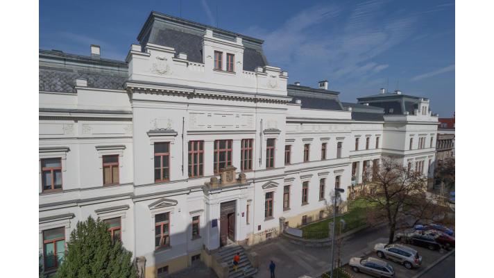 Okna od Gočára zůstanou. I tak ušetří Akademie výtvarných umění (AVU) přes 3 miliony korun ročně za energie Okna od Gočára zůstanou. I tak ušetří Akademie výtvarných umění (AVU) přes 3 miliony korun ročně za energie