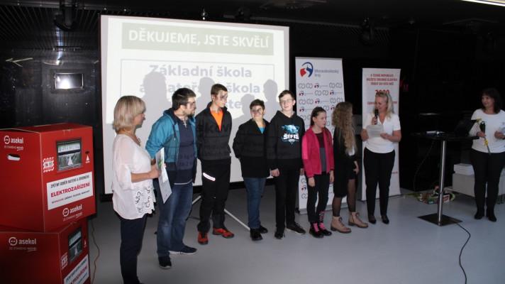 ŠKOLÁCI A STUDENTI BYLI ODMĚNĚNI ZA SBĚR VYSLOUŽILÉHO ELEKTRA