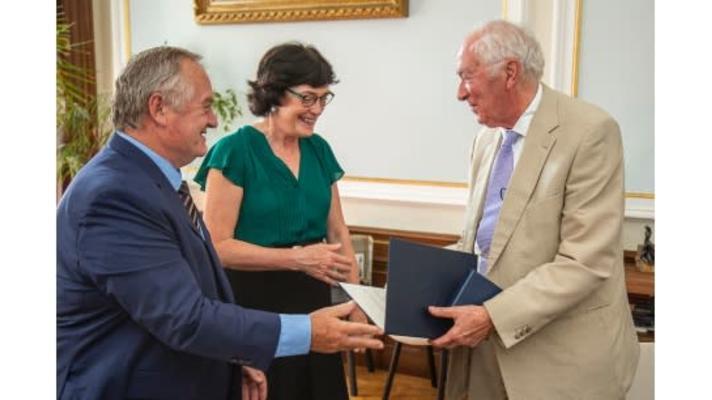 Genetik Radim Šrám získal čestnou medaili Akademie věd